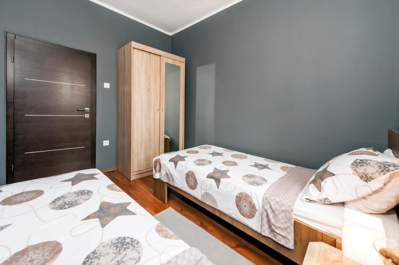 Apartment Cave Ровин Екстериор снимка