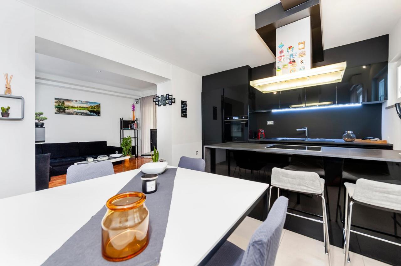 Apartment Cave Ровин Екстериор снимка
